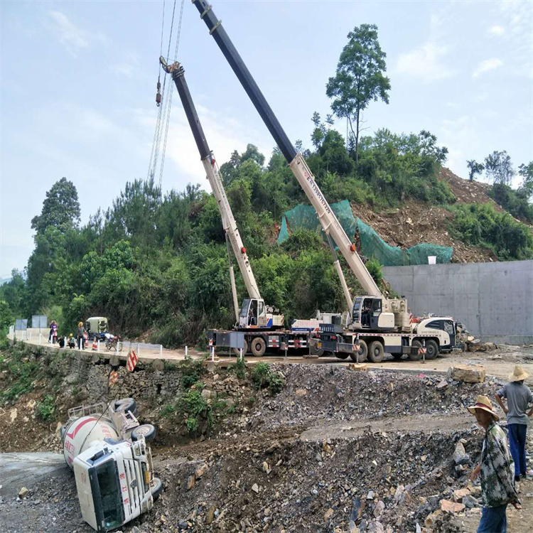 贵定汽车掉沟里叫吊车救援要多少钱